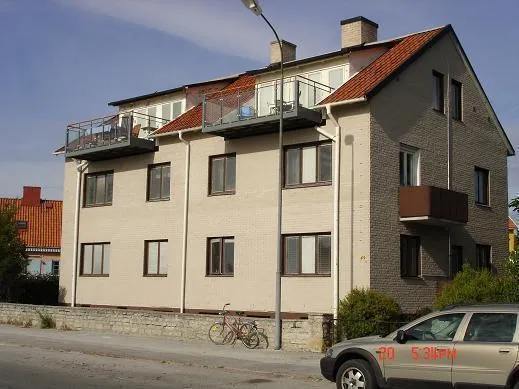 framsidan mot vägen med nya inglasade balkonger