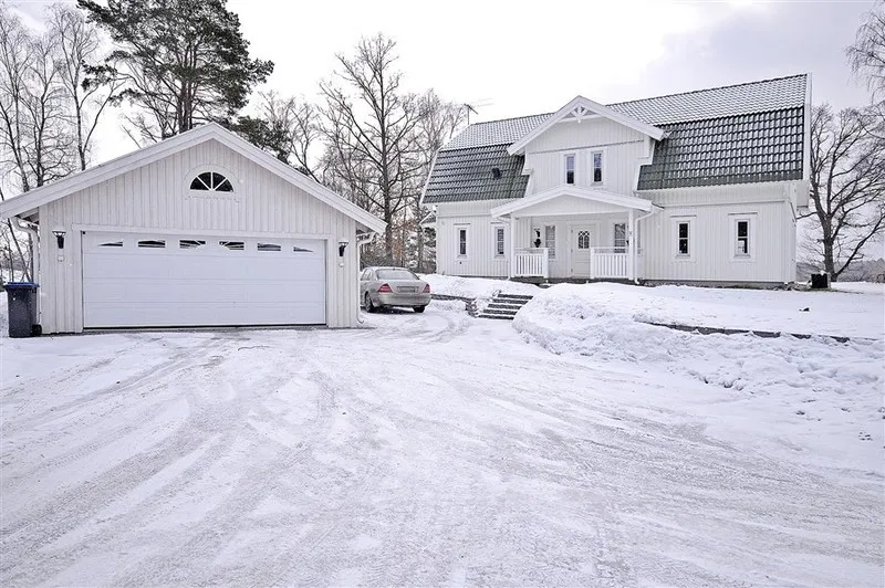 Norra fasaden med garaget